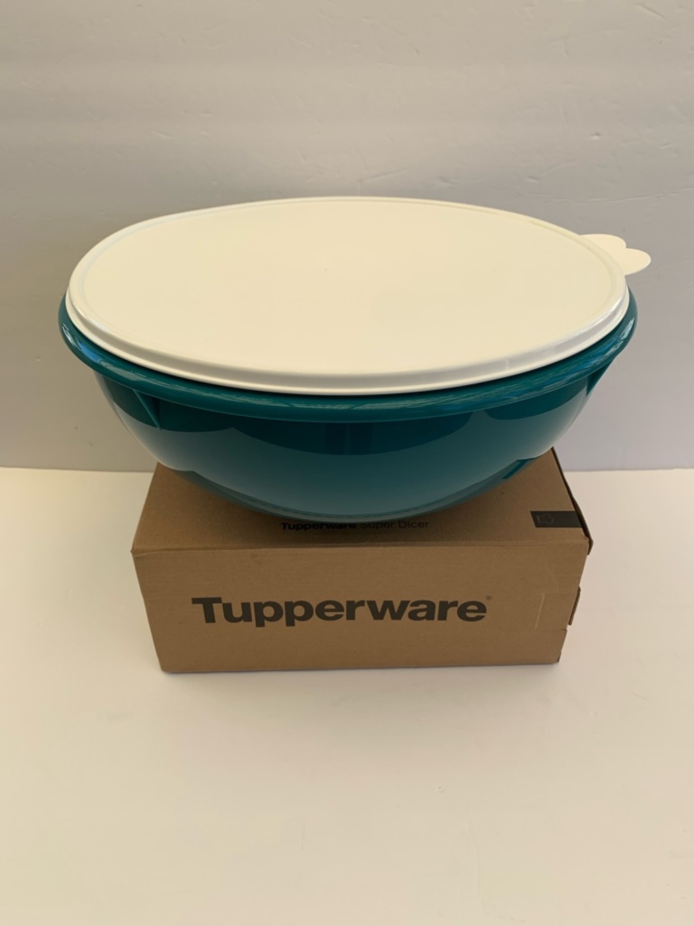 Tupperware Teal Mixing Bowl with White Lid 6.5 L